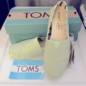 NWT IN BOX TOMS women’s size 7